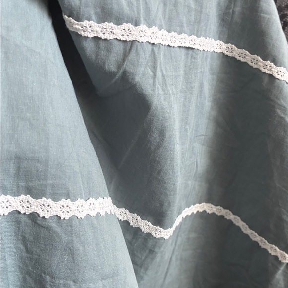 Elegant Silver Zippered Garment - Picture 6 of 7